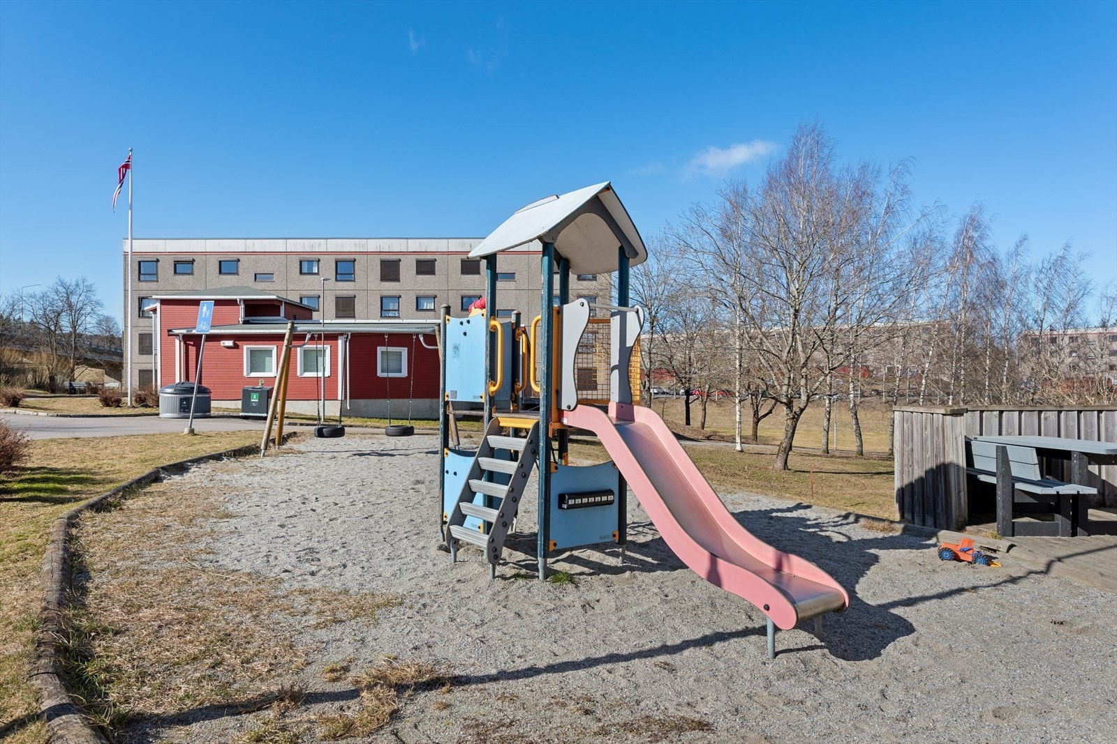 Fellesområdet inkluderer en fin lekeplass med ypperlige boltrearealer for borettslagets yngste beboere. Galleribilde