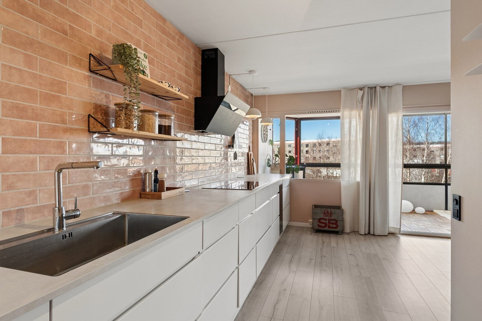 Rommet har godt med skuffe- og oppbevaringsplass langs hele kjøkkenveggen. Galleribilde