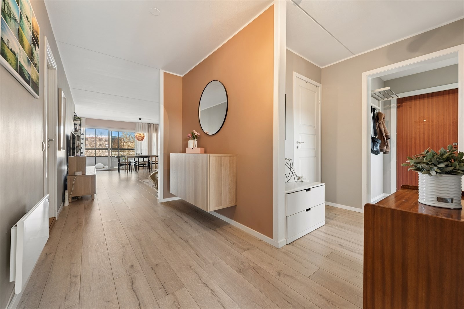 Fra entréen er det direkte tilgang til stue og øvrige rom. Galleribilde