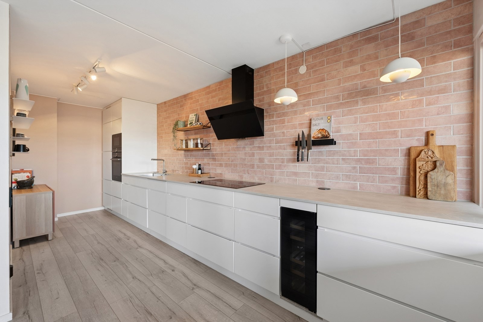 Innredningen er fra 2020 og består av moderne, glatte fronter kombinert med en praktisk benkeplate i laminat. Galleribilde