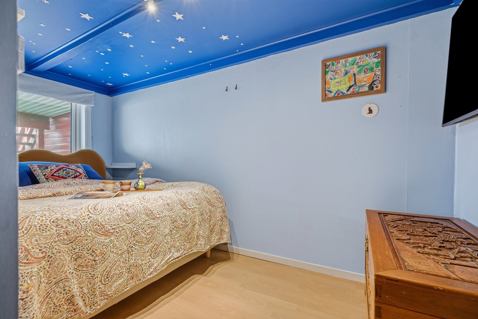 Hovedsoverommet er av god størrelse med plass til dobbeltseng og garderobemøblement Galleribilde