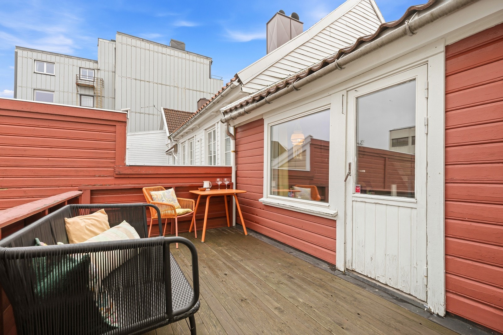 På balkongen kan man enkelt innrede med koselig sittegruppe, beplantning eller annet etter eget behov Galleribilde