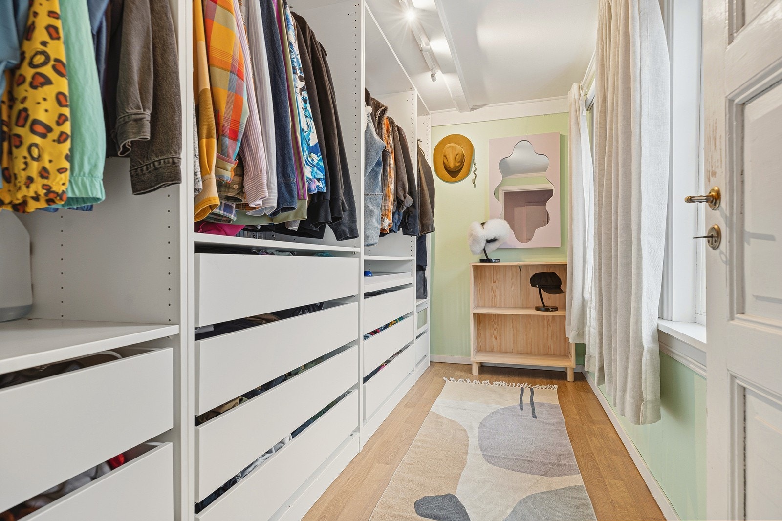 Soverom 2 benyttes i dag som walk-in garderobe Galleribilde