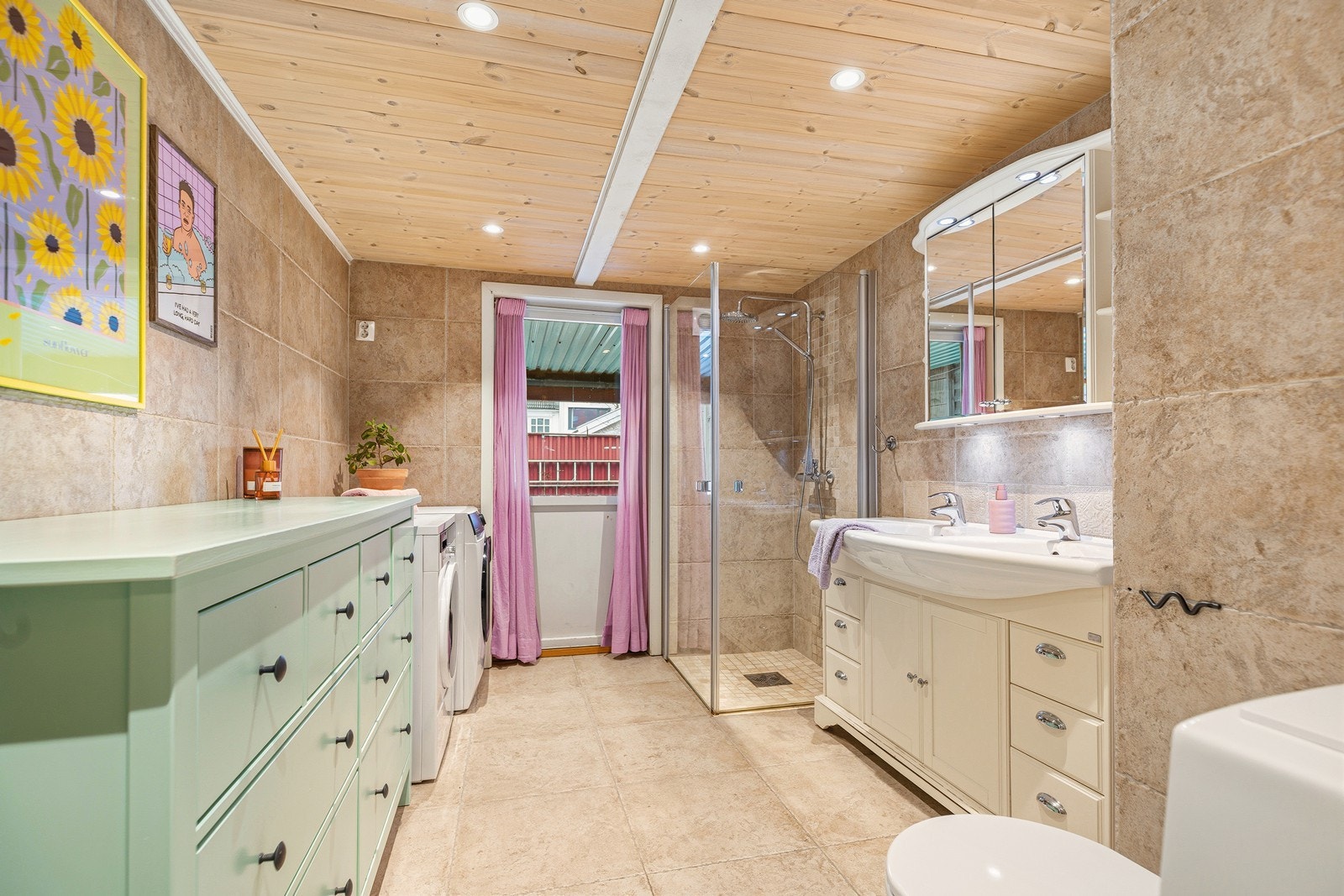 Dette er en unik mulighet til å sikre seg en bolig i et av Kristiansands mest ettertraktede områder - perfekt for deg som ønsker å bo sentralt, men samtidig verdsetter ro, sjarm og gode uteområder Galleribilde