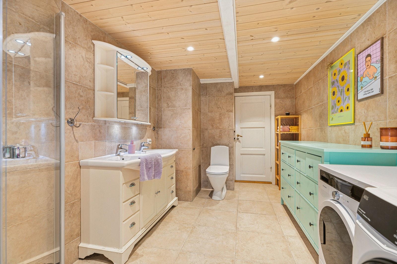 Flott og romslig bad fra 2015 med flislagte overflater og varmekabler i gulv Galleribilde