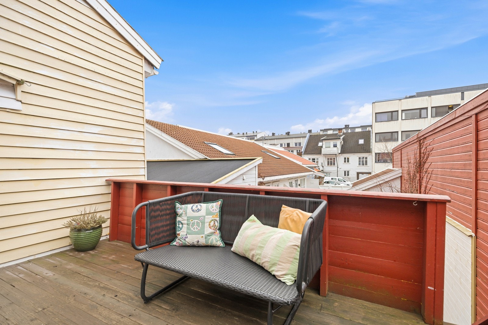 Her bor du midt i idylliske Posebyen, kjent for sine historiske trehus, rolige gater og unike atmosfære Galleribilde