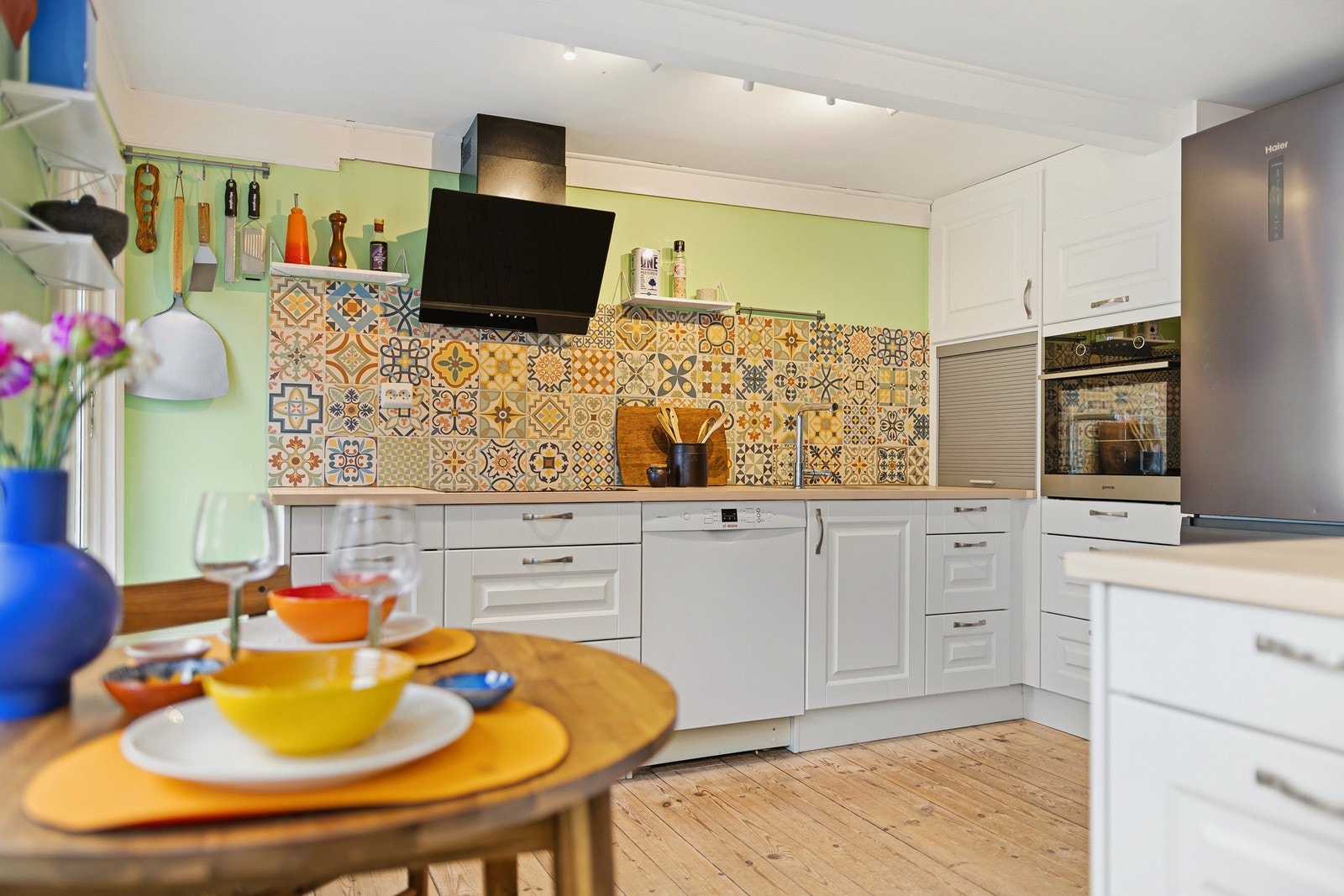 Som en ekstra kvalitet kan du også nyte utsikten til 17. mai toget, rett fra stuevinduet Galleribilde