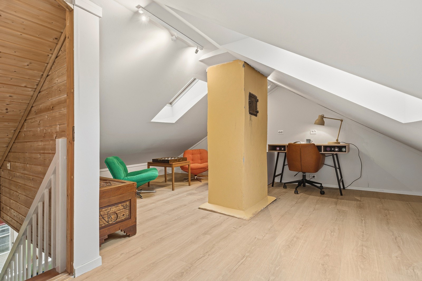 Loftstuen brukes i dag som kontor, men kan enkelt innredes etter eget behov Galleribilde
