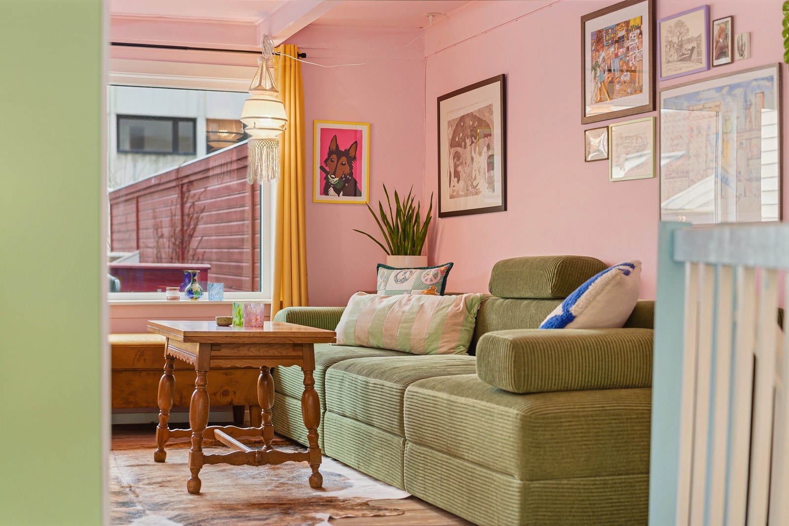 Innsyn fra kjøkken til stue - en sosial etasje med god plass til å invitere både venner og familie Galleribilde