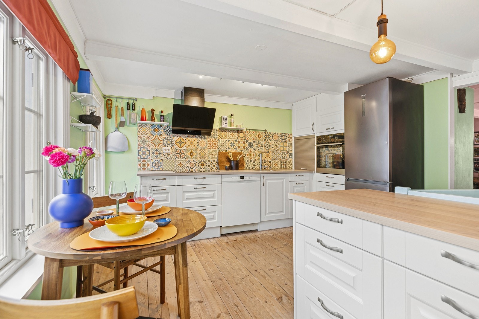 Lekkert Sørlandskjøkken fra 2021 med god plass til oppbevaring i både skuffer og skap Galleribilde