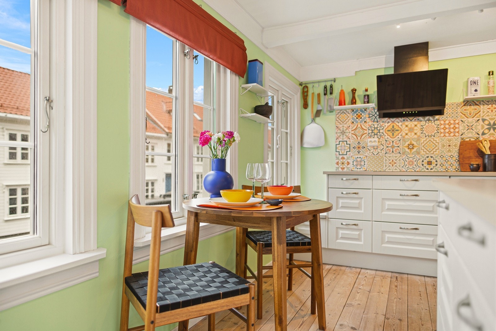 Hyggelig frokostbord med flott utsikt ut mot Skippergata Galleribilde