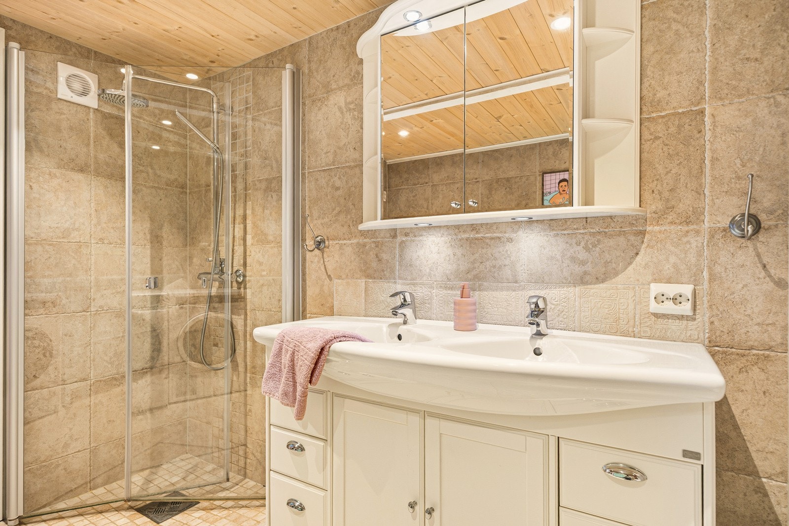 Badet er innredet med 2 nedfelte servanter, toalett, dusjkabinett og opplegg for vaskemaskin Galleribilde