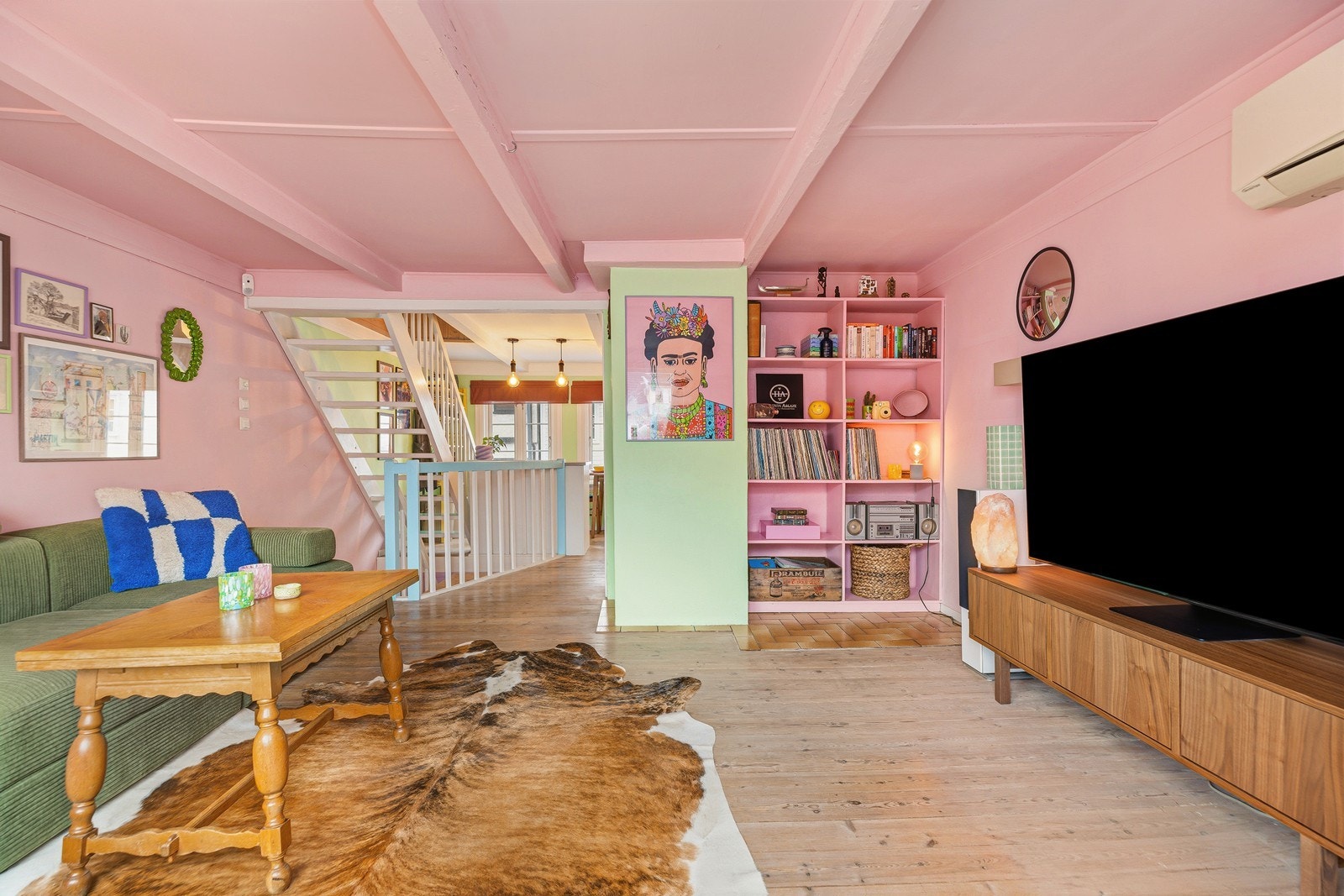 Store vindusflater slipper inn rikelig med naturlig lys og bidrar til en økt romfølelse Galleribilde