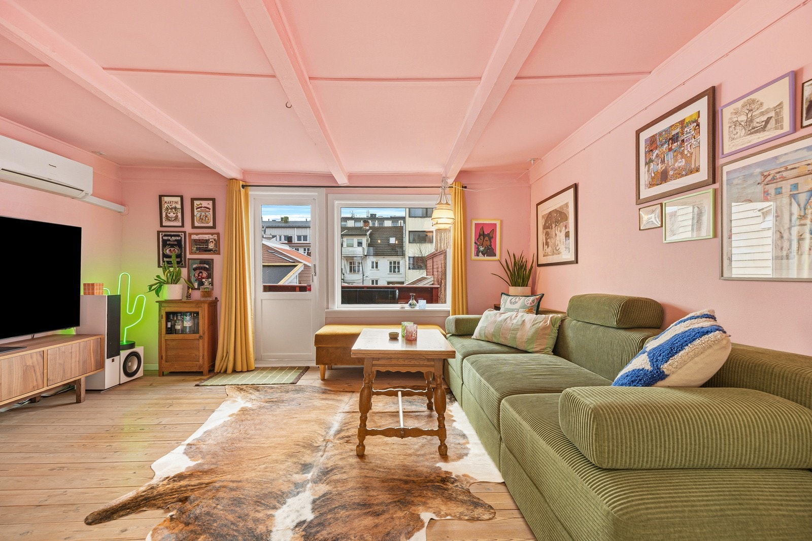 Boligen har en praktisk planløsning med 2.etg som hjertet. Her har du en hel etasje dedikert til stue/kjøkken og direkte adkomst til innbydende balkong Galleribilde