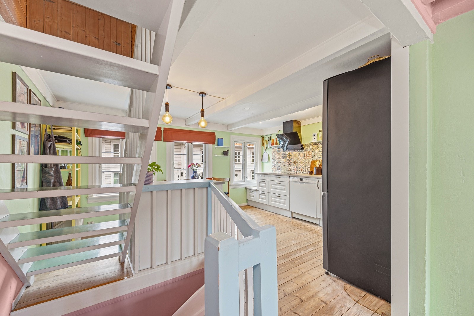 Fra stuen kommer man direkte inn til kjøkkenområdet Galleribilde