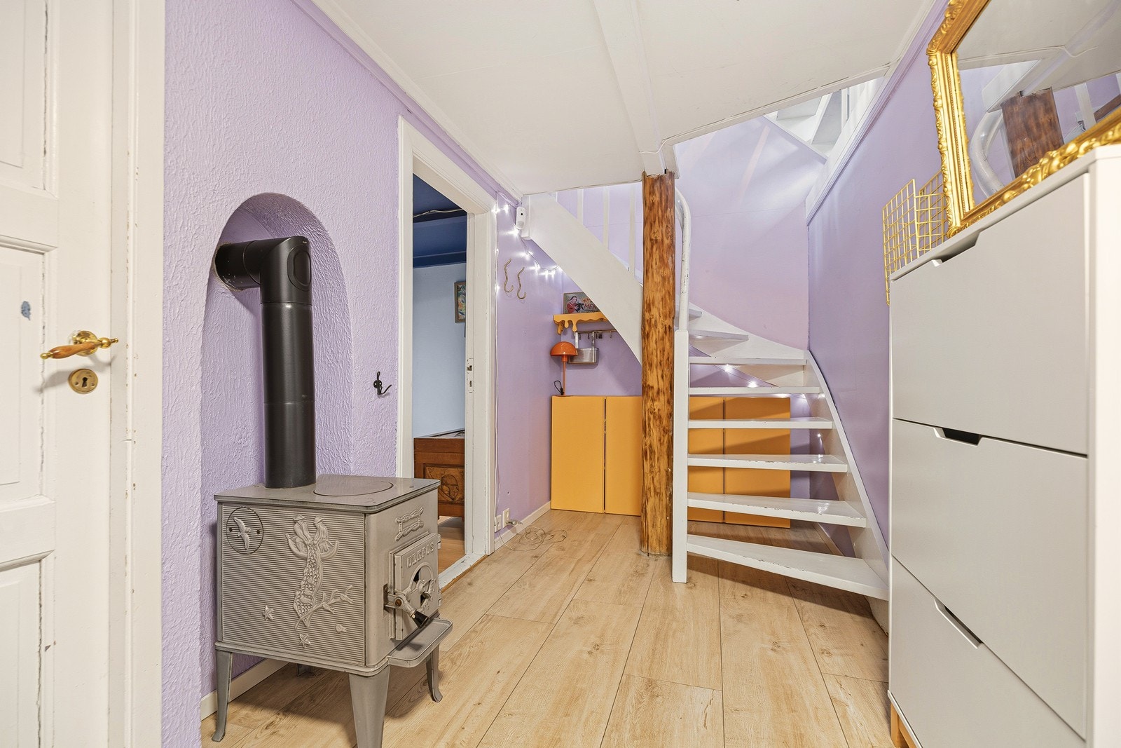 Stor og innbydende gang med peis som gir varme hele året Galleribilde