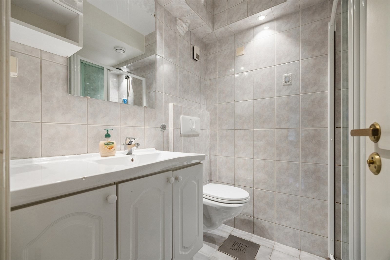 Flislagt bad med varme i gulv Galleribilde