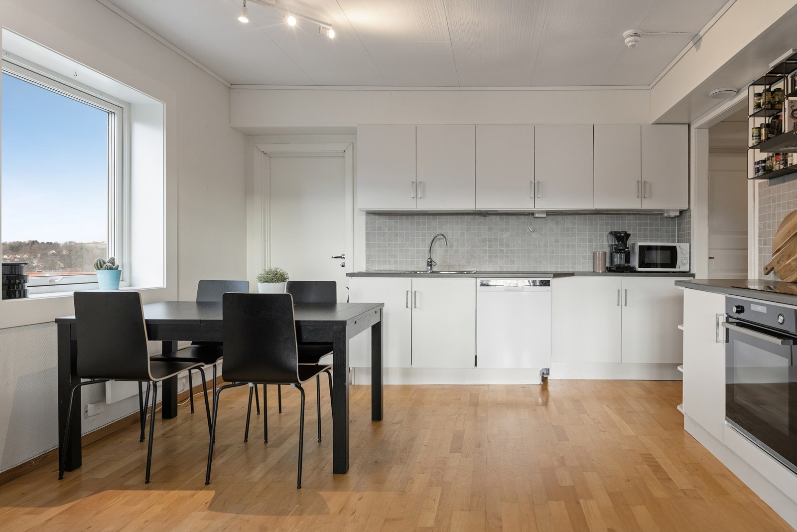 Kjøkken fra 2017 med integrerte hvitevarer. Galleribilde