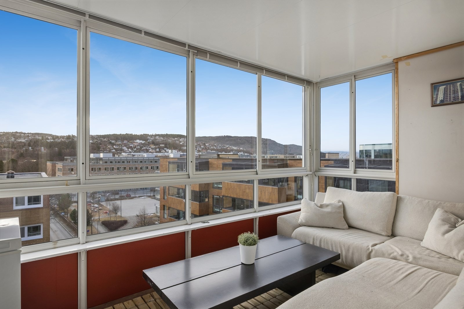 Leilighetens private balkong er vestvendt og innglasset Galleribilde