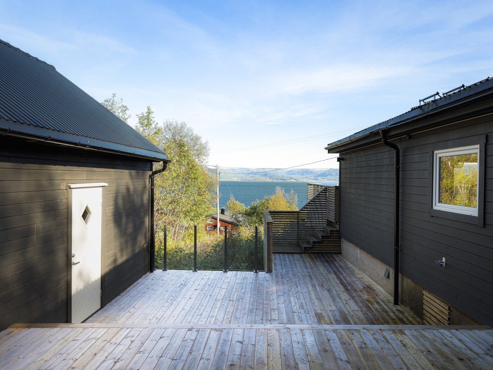 Terrassen går rundt hele hytta Galleribilde