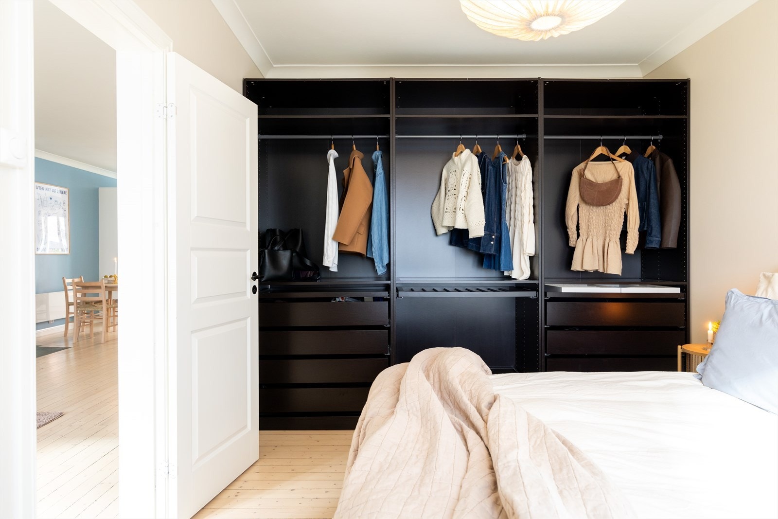 Praktisk og romslig garderobeløsning med gode oppbevaringsmuligheter og fleksibel innredning Galleribilde