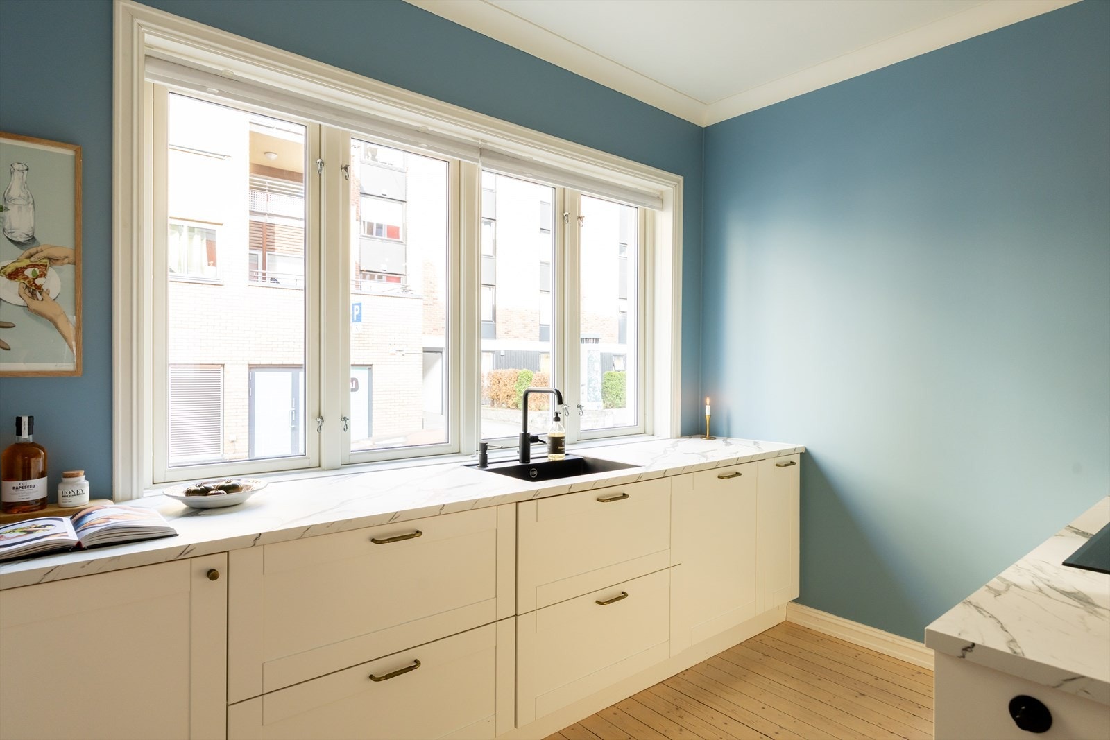 Kjøkkeninnredningen består av glatte fronter og benkeplate i laminat Galleribilde