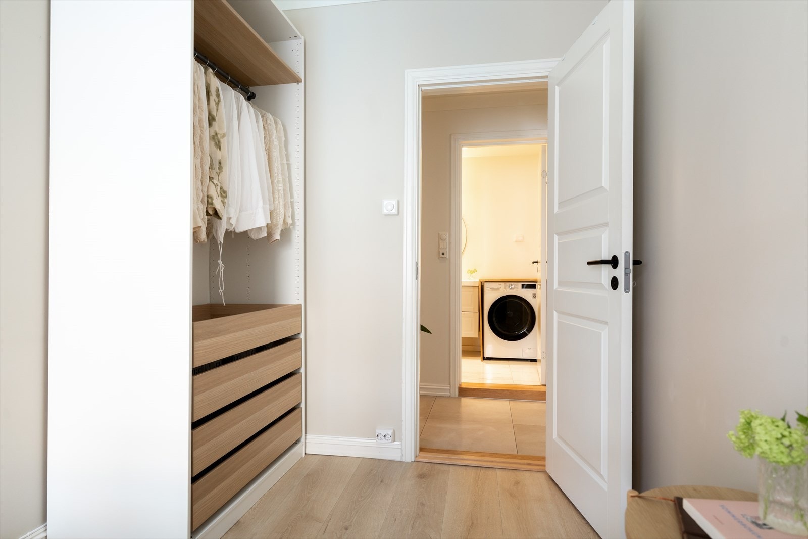 Rommet er i dag innredet som et soverom, men kan fint brukes som et kontor, barnerom eller gjesterom Galleribilde