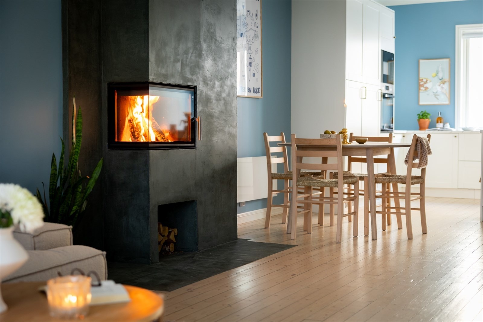 Delikat og moderne peis fra 2022 Galleribilde