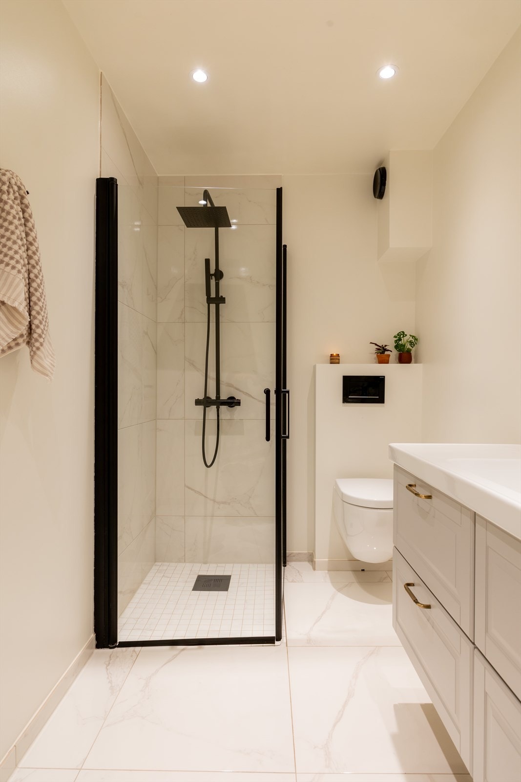 Innredningen består av servant med skuffeseksjoner og vegghengt toalett Galleribilde