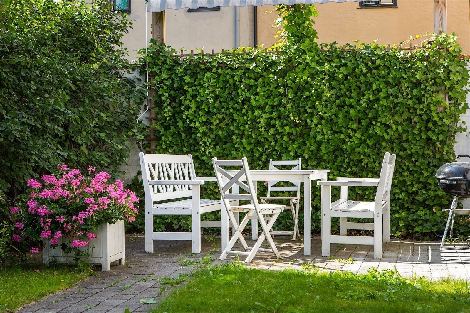 Her er det etablert en koselig uteplass med sittegruppe og grill muligheter, perfekt for både morgenkaffen og hyggelige sommerkvelder Galleribilde