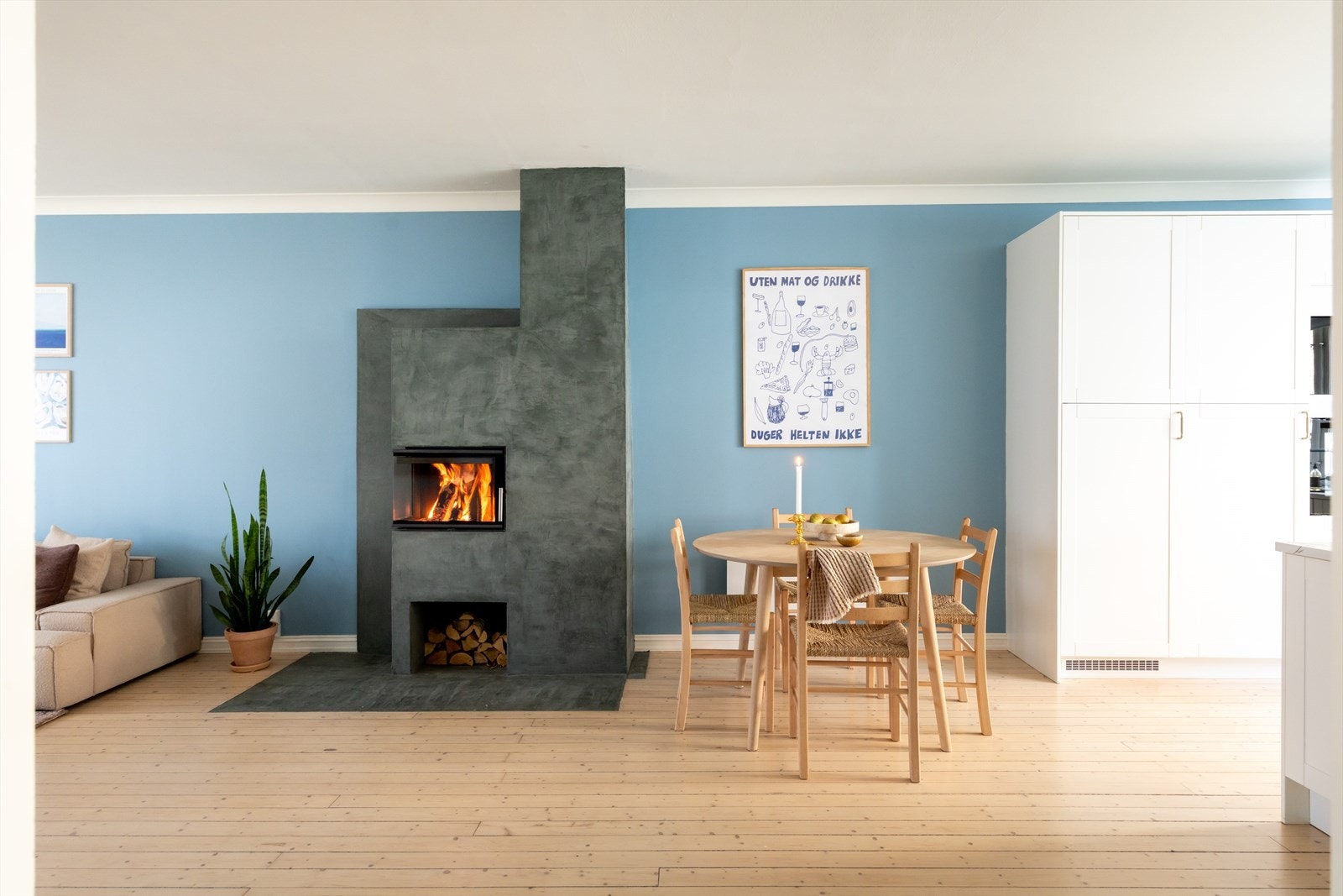 Overflatene i stuen og på kjøkkenet ble malt i 2024 Galleribilde