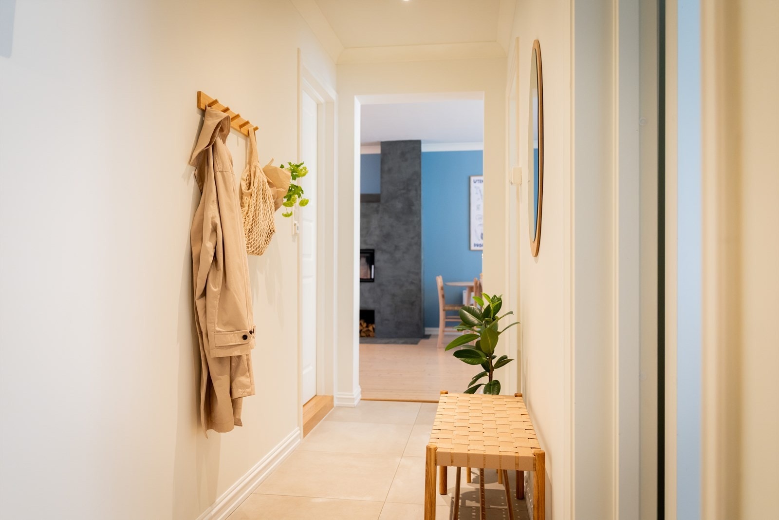 Gangen fremstår ryddig og funksjonell, med plass til sittebenk Galleribilde