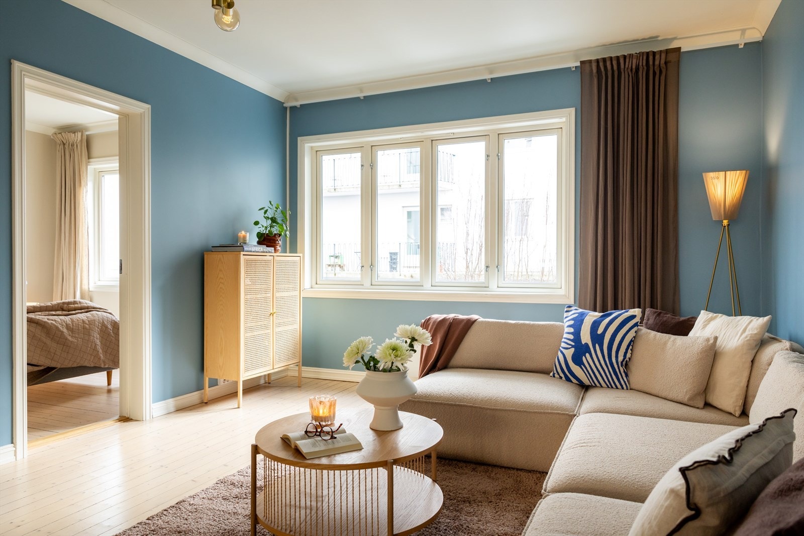 Det er god plass til hjørnesofa, tv-bord og stuebord Galleribilde