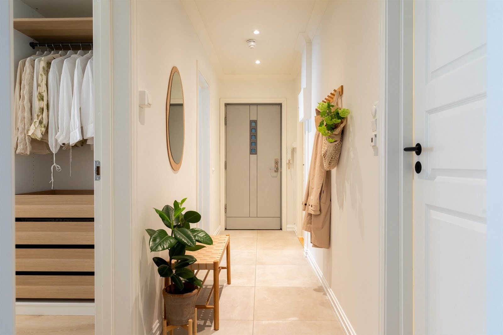 Entréen er praktisk utformet med god plass til oppheng og oppbevaring Galleribilde