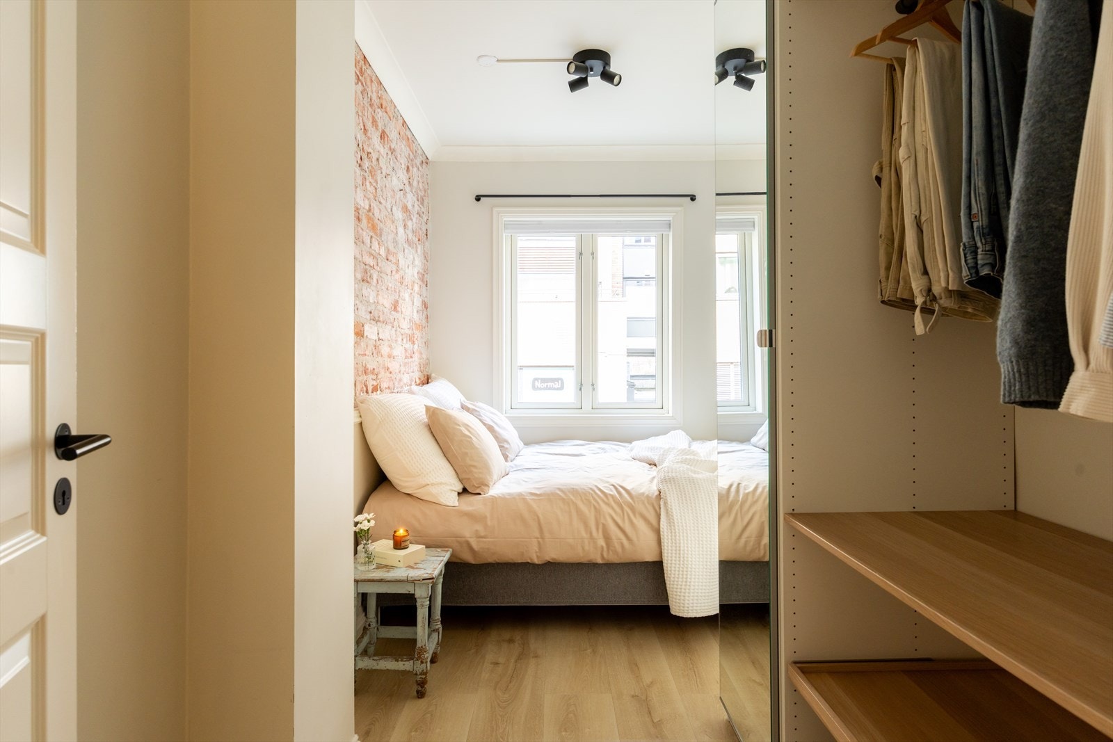 Vinduet gir godt med naturlig lys inntil soverommet Galleribilde