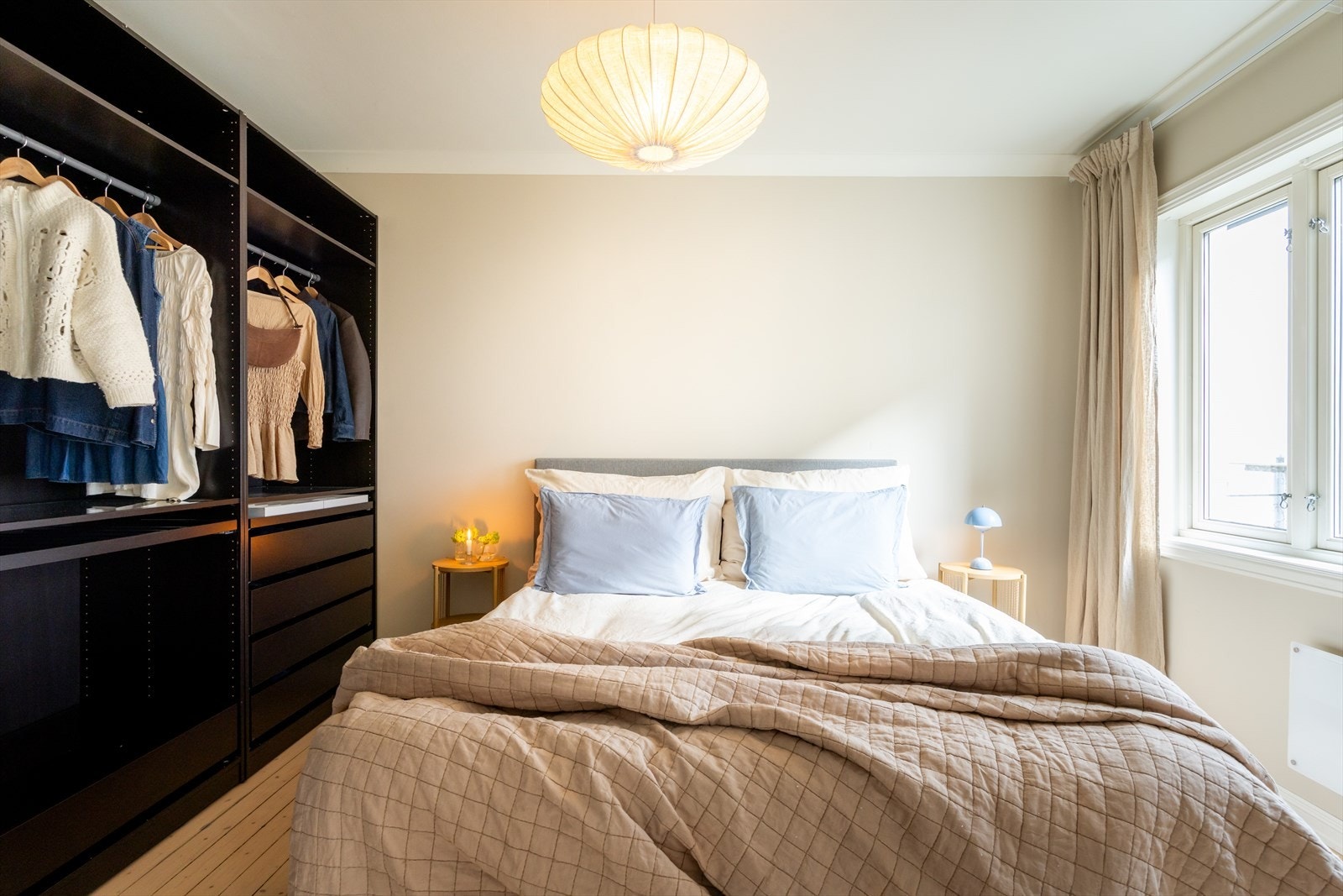 Soverommet er malt i delikate farger med sjarmerende originalt tregulv Galleribilde