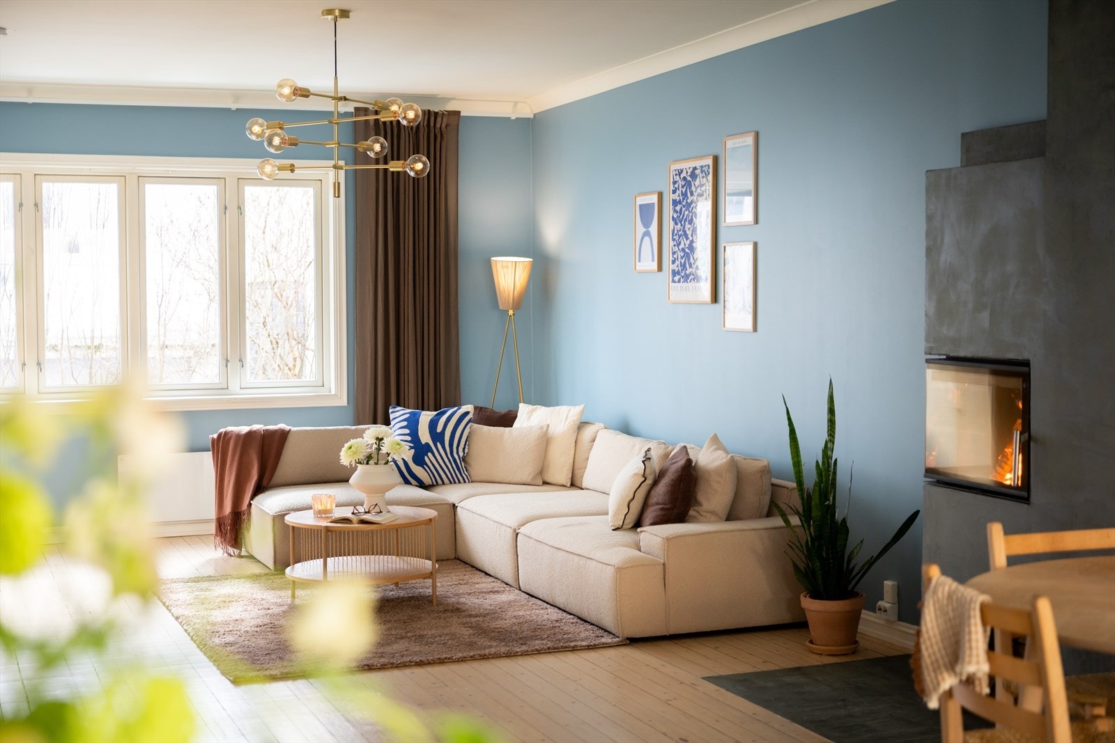 Stuen består av en delikat blåfarge Galleribilde