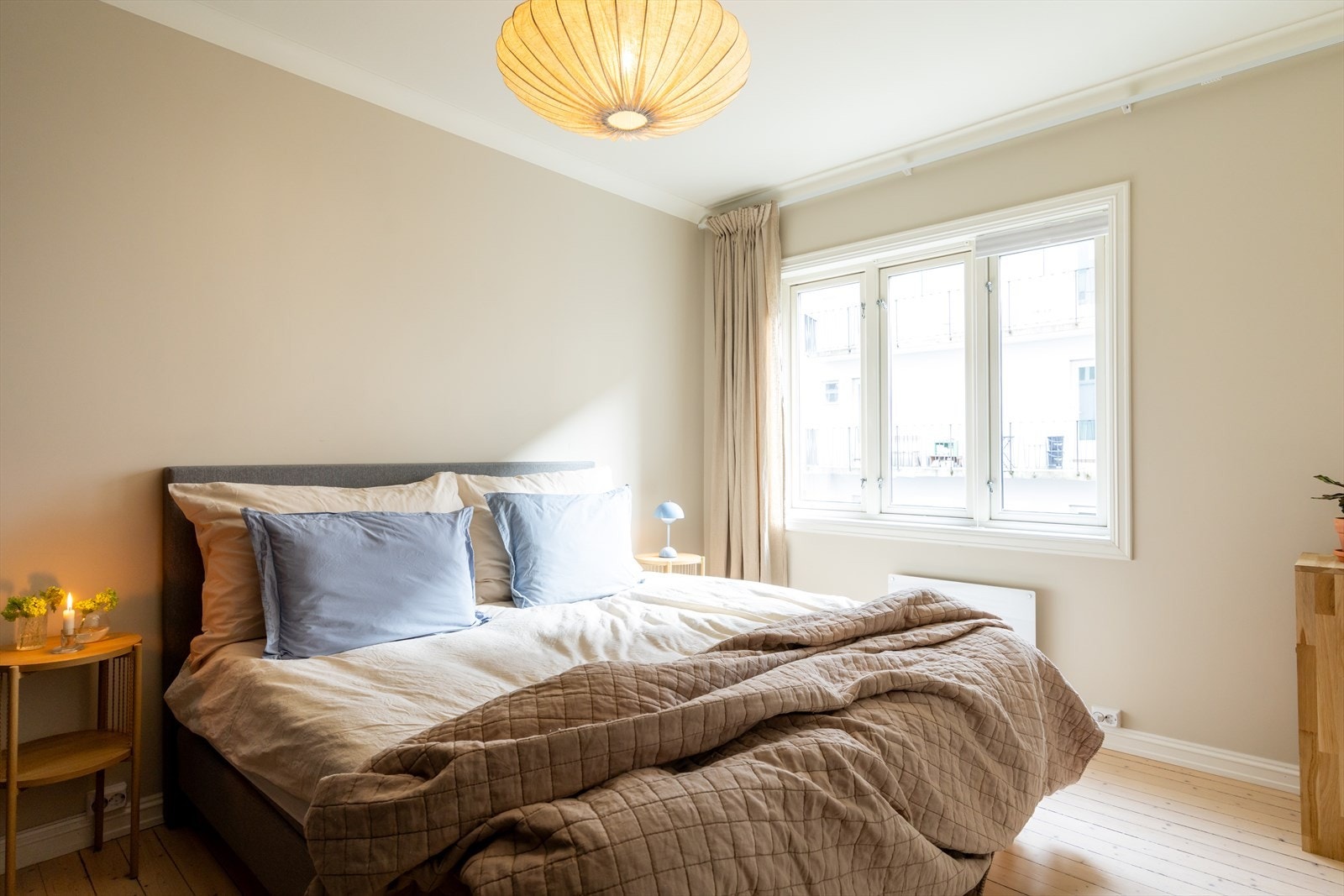 Lyst og behagelig soverom med god plass til dobbeltseng og tilhørende møblement Galleribilde