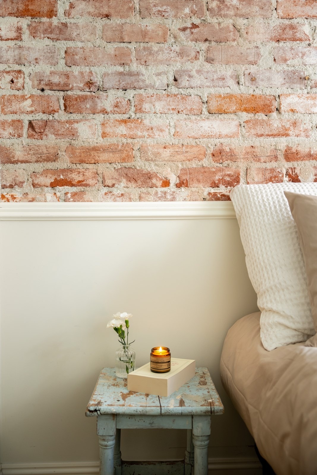 Teglsteinsveggen gir rommet særpreg og karakter Galleribilde