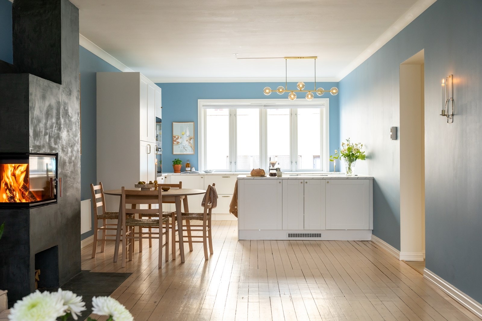 Dette åpne oppholdsrommet byr på et lekkert design med kjøkken, spisestue og stue Galleribilde