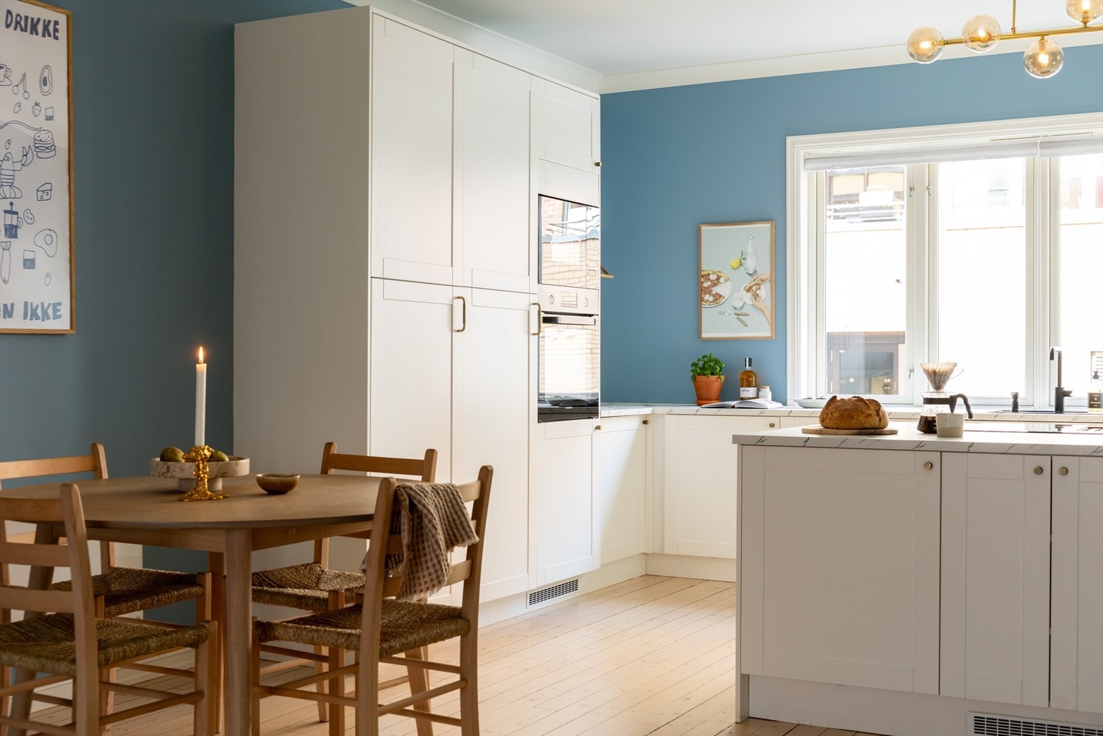 Stilrent kjøkken med god arbeidsflate, integrerte løsninger og hyggelig spiseplass Galleribilde