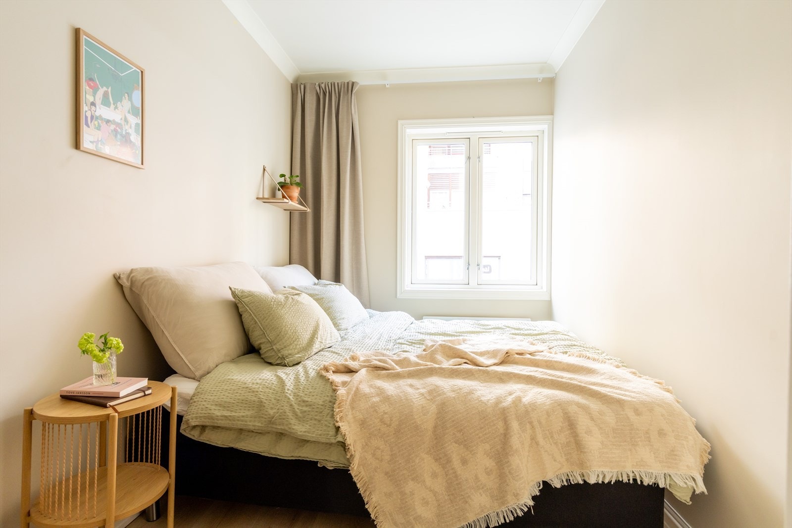 Det tredje soverommet fremstår delikat og innbydende, med god plass til dobbeltseng og tilhørende nattbord Galleribilde