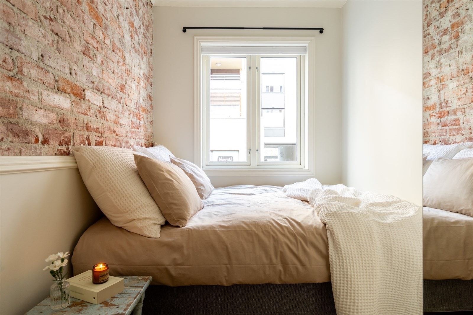 Det andre soverommet innredet med dobbeltseng og nattbord Galleribilde