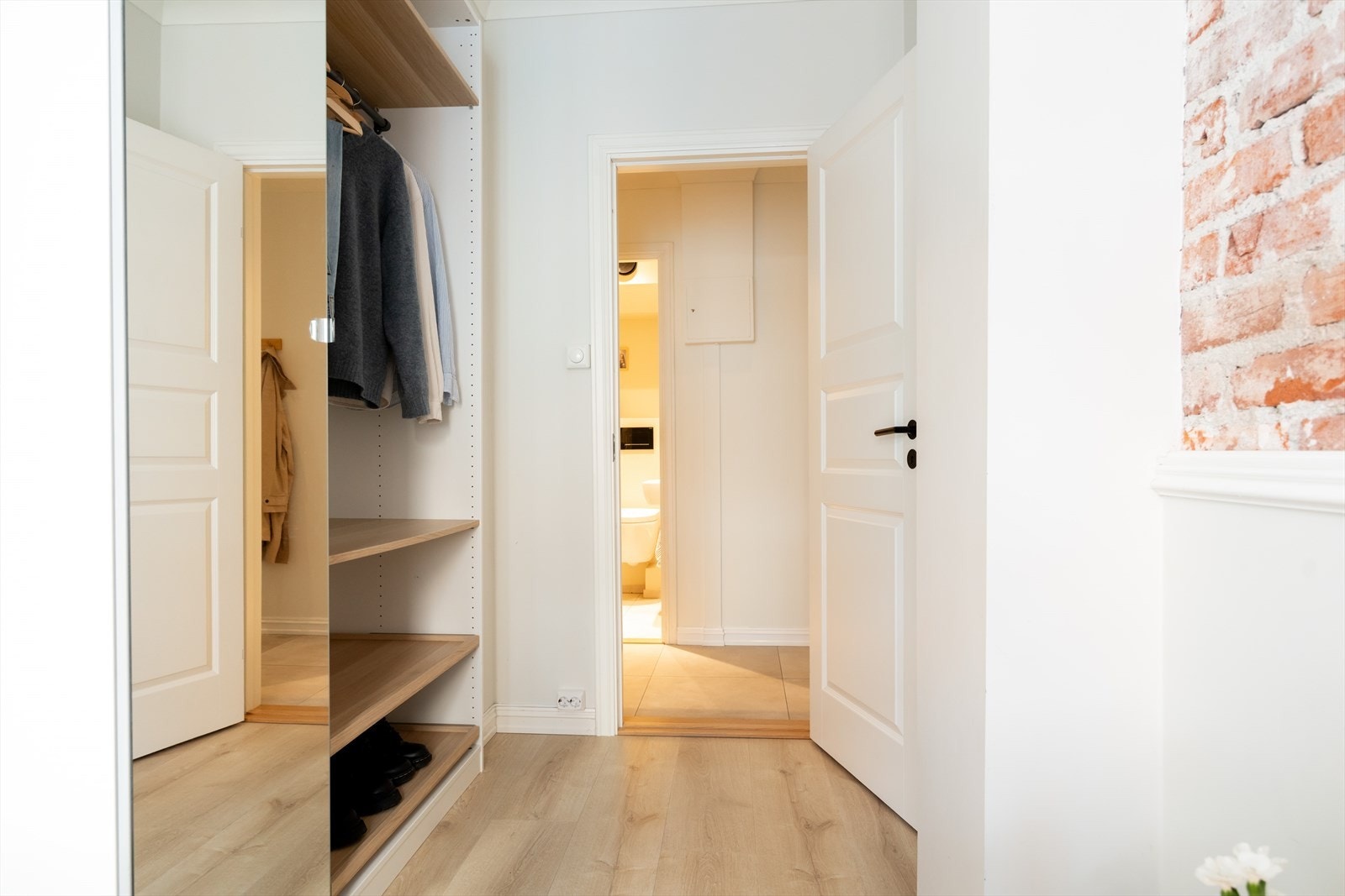 Soverommet har en romslig garderobeløsning med gode oppbevaringsmuligheter Galleribilde