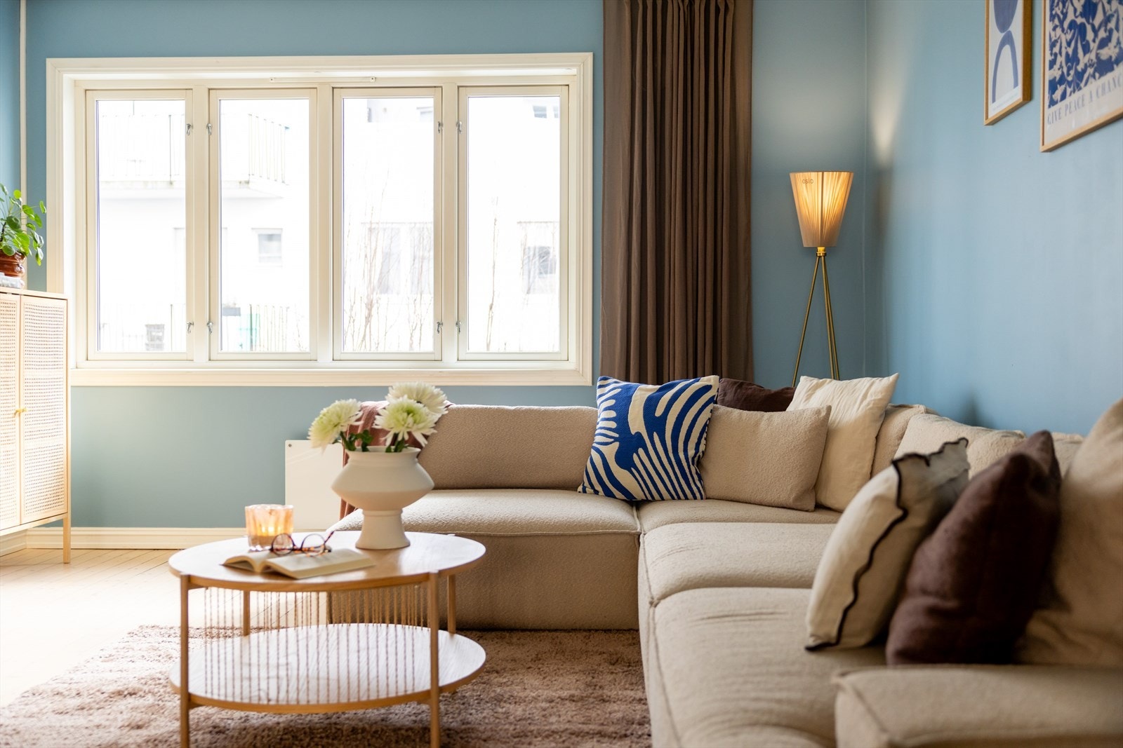 Lun og trivelig stue med store vindusflater som slipper inn godt med naturlig lys Galleribilde