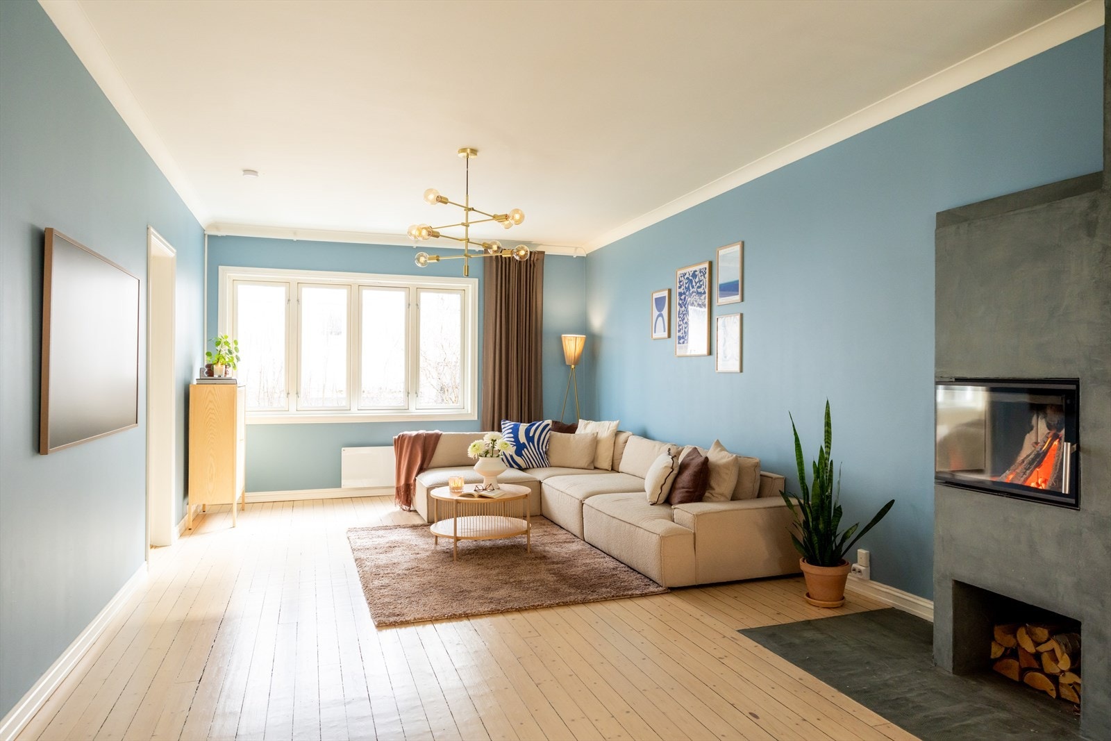 Her får du en romslig 4-roms leilighet bestående av entré, åpen stue- og kjøkkenløsning, tre soverom bad og separat toalettrom Galleribilde