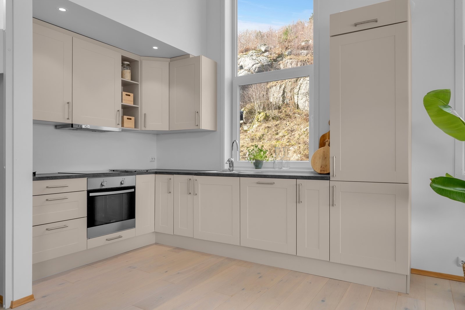 Kjøkken med et moderne og tidløst design. Galleribilde