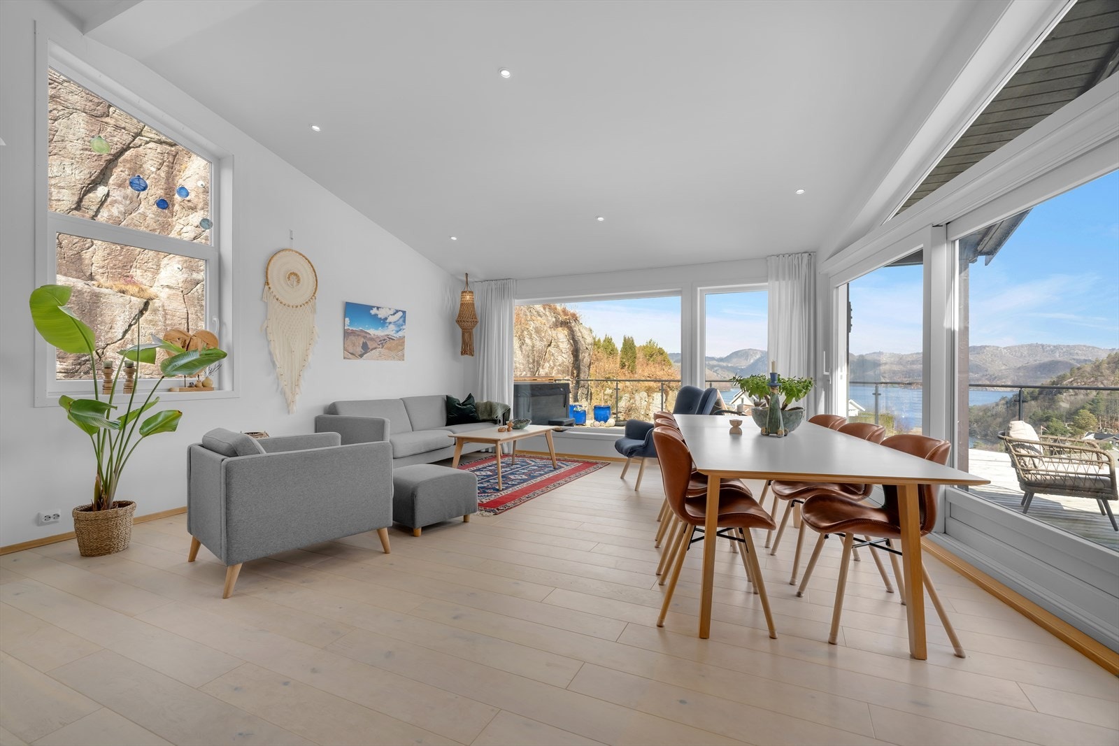 Plass til både sofagruppe og spisebord. Galleribilde