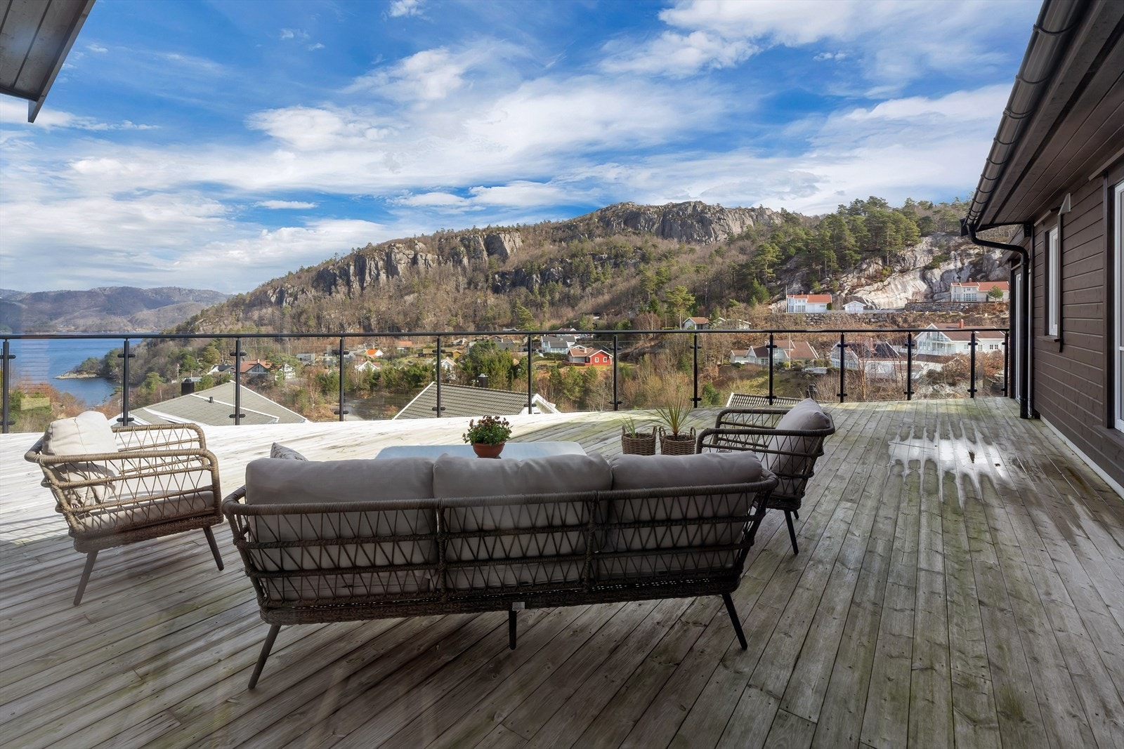 Stor terrasse med god plass til utemøbler. Galleribilde