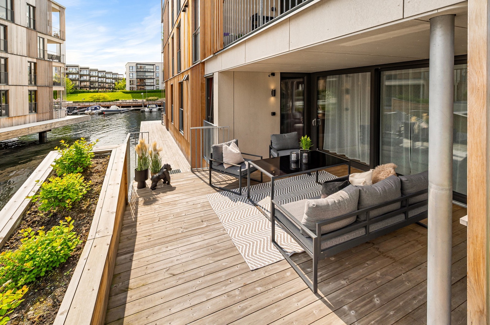 Fra terrassen har du direkte nedgang til bryggen som omkranser hele bygget. Det er kun de fire leilighetene i 1. etasje som har direkte tilgang til bryggen. Galleribilde